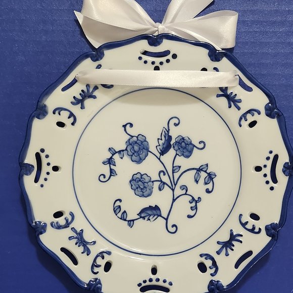 Set of 3 Vintage Lillian Vernon Blue White Porcelain Floral Reticulated Plates - Picture 2 of 10